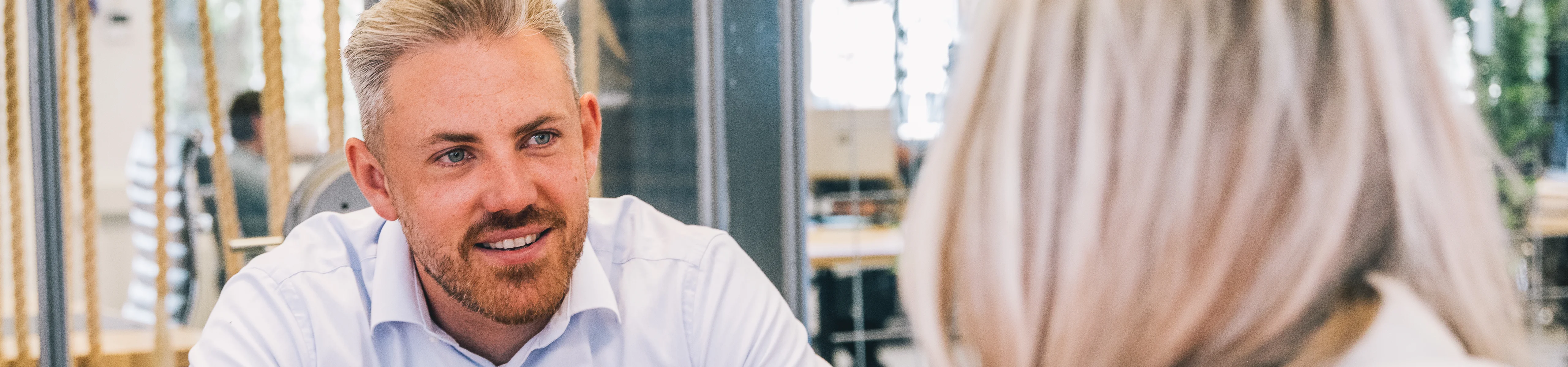 man en vrouw in gesprek aan tafel