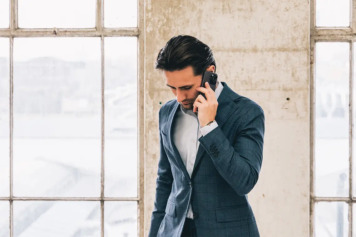 man aan het bellen in industriele omgeving