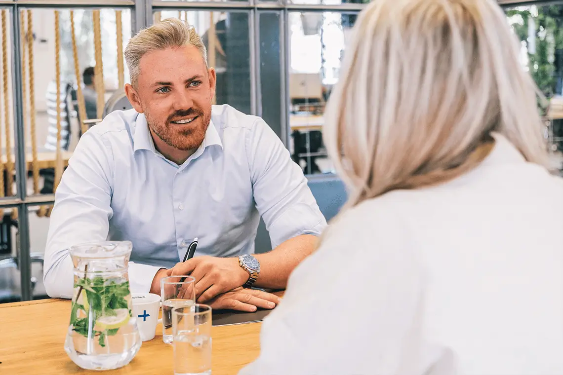 man en vrouw in gesprek aan tafel