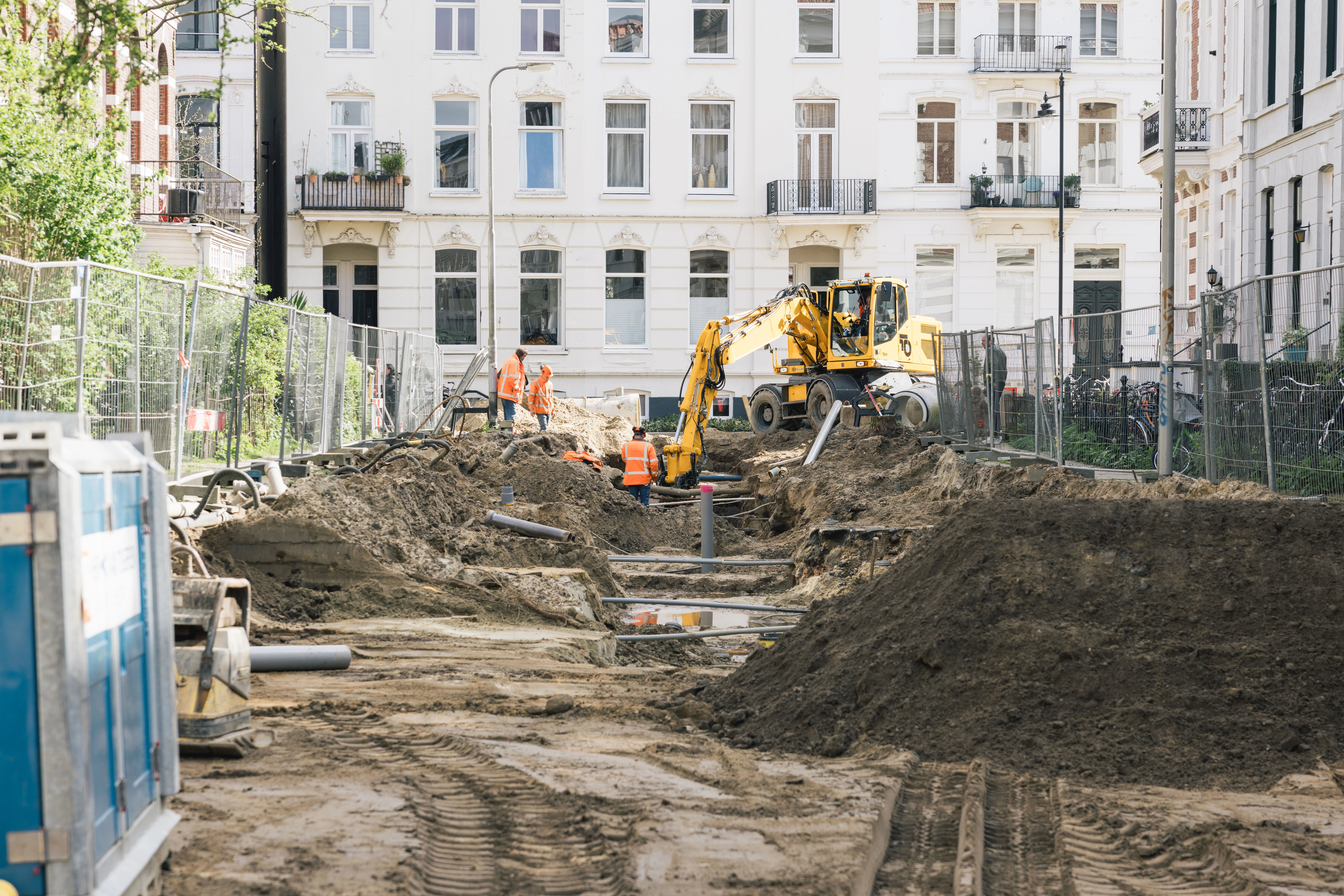 werkende mensen aan brug in civiele techniek