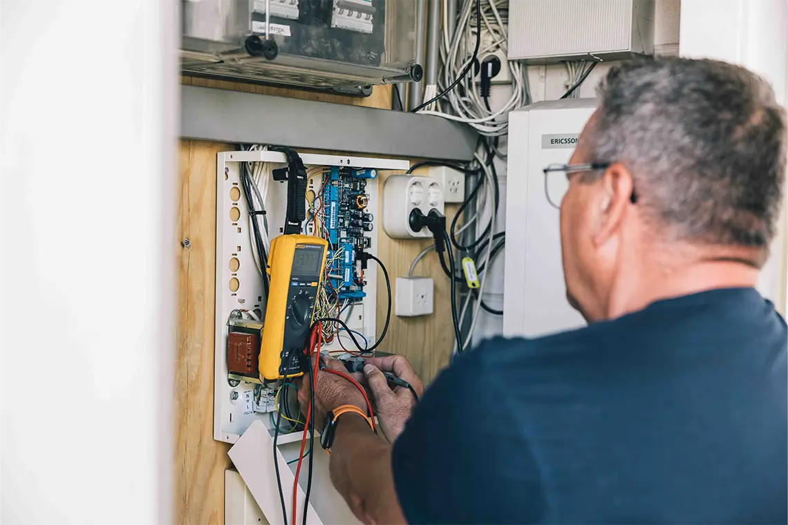 servicemonteur installatietechniek man bezig met installatie in meterkast